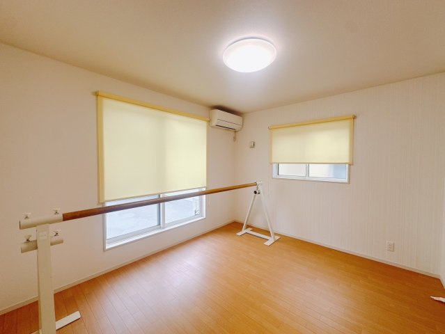 【中古戸建】みどり市大間々町大間々の洋室|■洋室｜ナチュラルカラーの床です。模様替えなどとても楽しく工夫できます♪陽当たり、風通しもとても良いので毎日快適な生活スタートです！子供部屋にも良いですね♪
