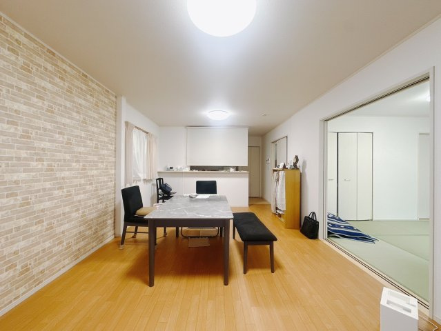 【中古戸建】みどり市大間々町大間々の居間・リビング|■リビング｜広々としているＬＤＫはお隣の和室と合わせるとなお広くなり、様々なシーンで大活躍。戸を開ける事でより開放的な空間になります。