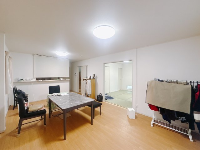 【中古戸建】みどり市大間々町大間々の居間・リビング|■リビング｜家具が設置されていて、生活イメージがしやすくなっております(*＾＾*)大きなソファーやテーブルを置いてもゆとりのある空間です♪