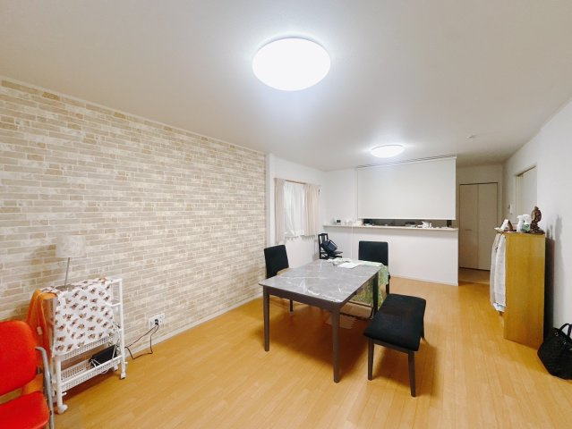 【中古戸建】みどり市大間々町大間々の居間・リビング|■リビング｜落ち着きのある表情を見せるリビングダイニング。太陽の光が差し込むリビングは、自然とご家族が集まる居心地の良い空間です。
