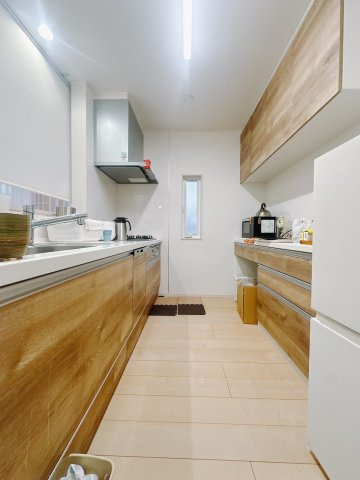 【中古戸建】みどり市大間々町大間々のキッチン|■キッチン｜作業がはかどる広々カウンタースペース。大きなお鍋や調理用具のも出し入れラクラクな収納がたっぷり！毎日使う場所だからこそ、無理のない姿勢で作業できるのは嬉しいポイントですね(*＾＾*)♪

