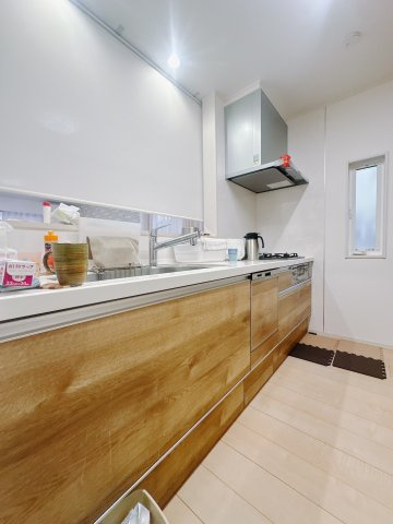 【中古戸建】みどり市大間々町大間々のキッチン|■キッチン｜お料理をしながら会話も弾むカウンターキッチン。出来上がったお料理をカウンター越しからお子様に運んでもらったりと、お手伝いも楽しくしてもらえることができます♪
