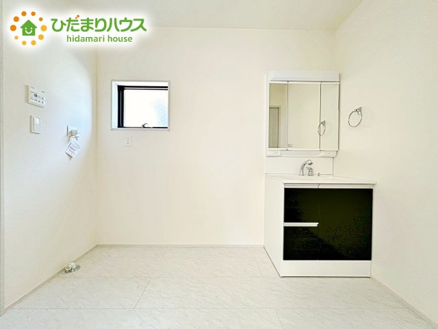 【独立洗面台】 | ひたちなか足崎19期　新築戸建　2号棟 | 大きな三面鏡の独立洗面。鏡の後ろは収納となっているのでスッキリと整理できます！