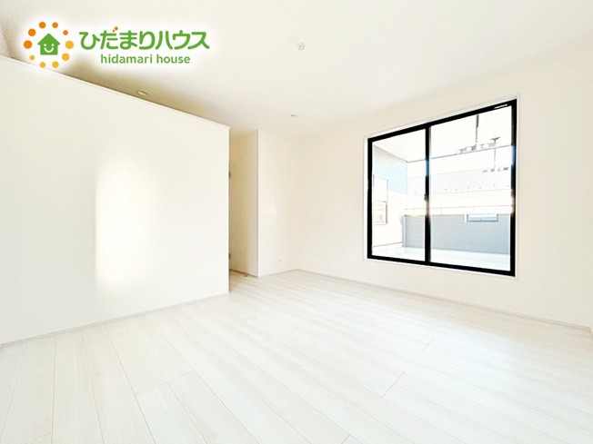 【寝室】 | ひたちなか足崎19期　新築戸建　2号棟 | バルコニーに面していて、たっぷり光りの入る明るい主寝室です！