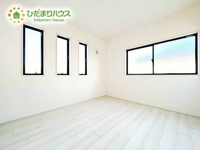 【洋室】 | ひたちなか足崎19期　新築戸建　2号棟 | 洗練された空間にやわらかい光が差し込み、お気に入りの家具や小物が映えます。