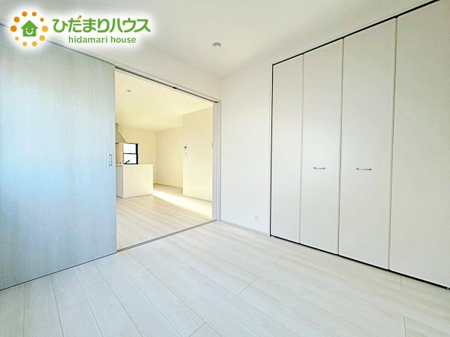 【洋室】 | ひたちなか足崎19期　新築戸建　2号棟 | 壁紙はシンプルで清潔なホワイトで統一しています。朝の光をたっぷり浴びながら一日をスタート！目覚めは明るくあたたかな場所で。