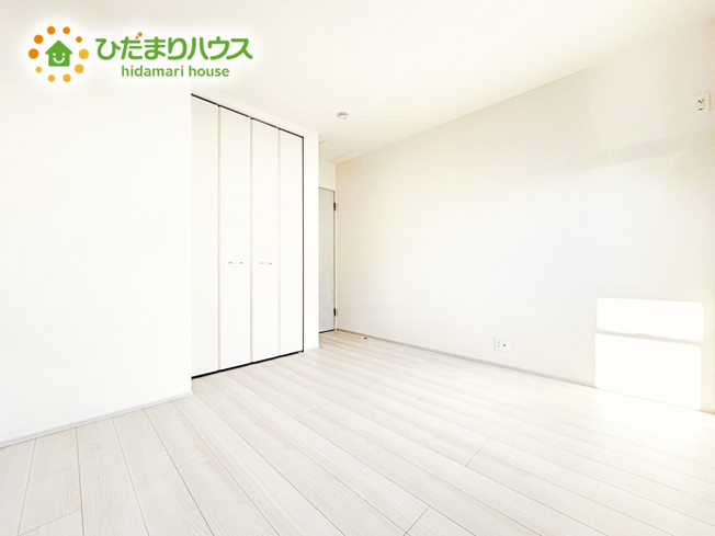 【洋室】 | ひたちなか足崎19期　新築戸建　2号棟 | 子ども室に好適なお部屋。２方向の窓で、こもりがちな空気の入れ替えもバッチリ！収納付きで余分な家具を置かずに済み、お部屋の用途をシンプルにできます♪