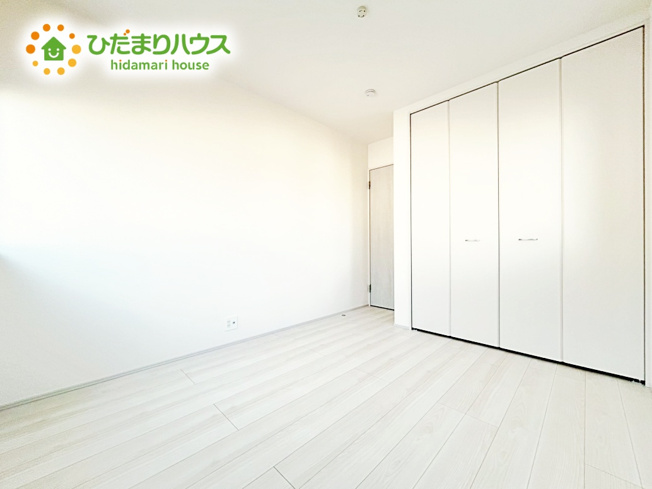【洋室】 | ひたちなか足崎19期　新築戸建　2号棟 | 白を基調とした明るく爽やかな子ども室。自分の時間に集中できる、落ち着きのある居室です。学習机やベッドなどの家具もゆとりを持って配置できます。