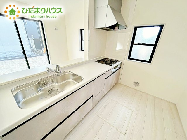 【キッチン】 | ひたちなか足崎19期　新築戸建　2号棟 | スッキリしていて、調理スペースも広い“システムキッチン。使いやすい動線が確保できるので、お料理するのも楽しくなりますね♪