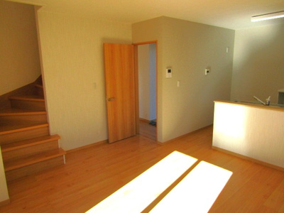 【居間・リビング】 | 【太陽光パネル搭載】中央市東花輪 | 居間です