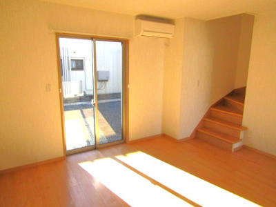 【居間・リビング】 | 【太陽光パネル搭載】中央市東花輪 | こちらのリビングで趣味の時間をお楽しみください