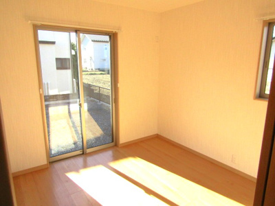 【洋室】 | 【太陽光パネル搭載】中央市東花輪 | 落ち着いた色調の洋室です