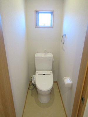 【トイレ】 | 【太陽光パネル搭載】中央市東花輪 | コンパクトで使いやすいトイレです