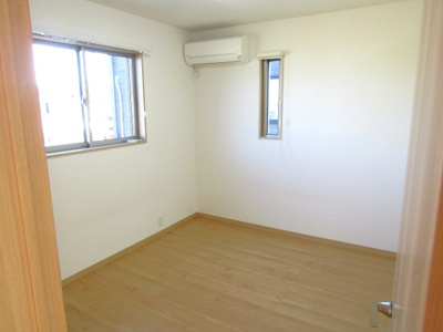 【洋室】 | 【太陽光パネル搭載】中央市東花輪 | 明るい洋室です