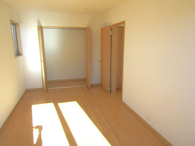 【洋室】 | 【太陽光パネル搭載】中央市東花輪 | 落ち着いた色調の洋室です