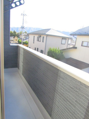 【バルコニー】 | 【太陽光パネル搭載】中央市東花輪 | 陽当たり良好なバルコニーです