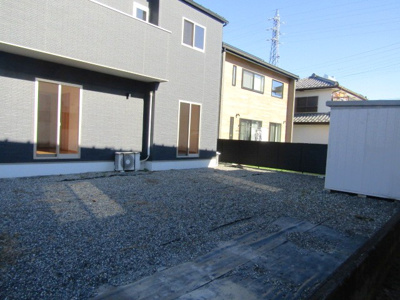 【庭】 | 【太陽光パネル搭載】中央市東花輪 | お庭の付いた物件です