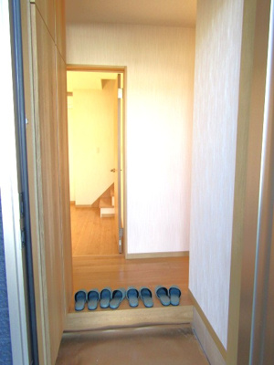 【玄関】 | 【太陽光パネル搭載】中央市東花輪 | 落ち着いた玄関です