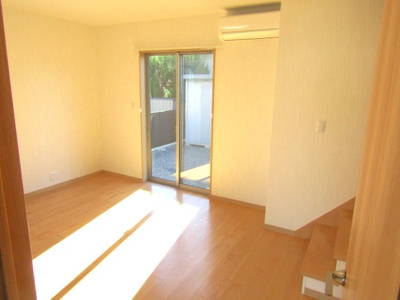 【居間・リビング】 | 【太陽光パネル搭載】中央市東花輪 | こちらの居間で趣味の時間をお楽しみください