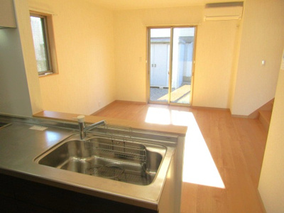 【居間・リビング】 | 【太陽光パネル搭載】中央市東花輪 | ゆったり過ごせる居間です