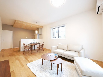 【居間・リビング】 | サンコート 若松区響南町 | 今が買い時！ご存じのように人件費、部材費は増加の一途をたどっています。しかしながら住宅の補助は縮小傾向。。。まだ国の支援の残っている、また低金利の今がベストです♪