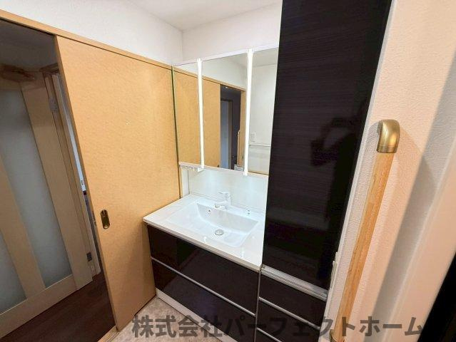リバティパーク枚方B棟の独立洗面台|朝の支度にも助かる、独立の洗髪洗面化粧台