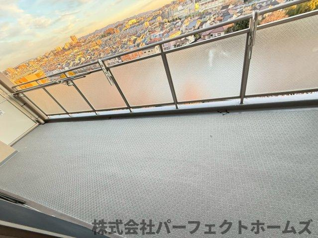リバティパーク枚方B棟のバルコニー|暖かな日差しのふりそそぐバルコニー