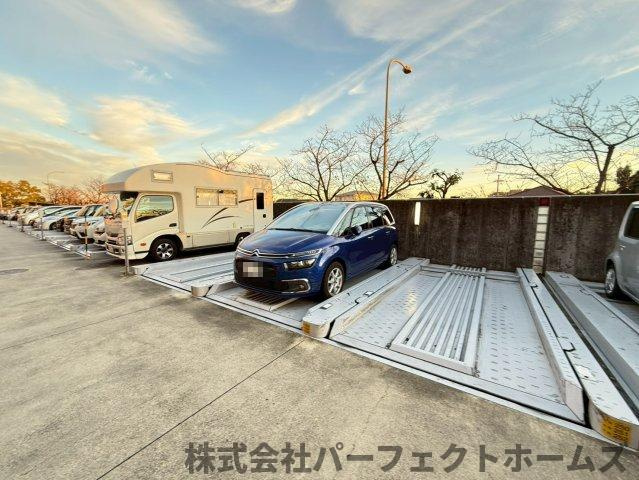 リバティパーク枚方B棟の駐車場|駐車スペースもあります