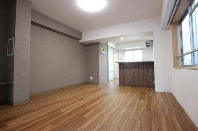 エグゼ八木北の居間・リビング|対面式キッチン・広々としたLDK11.8帖、洋室4.6帖の可動間仕切りを開けば広々とお使い頂けます！