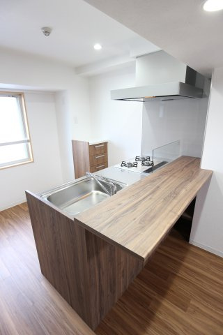 エグゼ八木北のキッチン|グリル付き3口ガスコンロ対面式キッチン