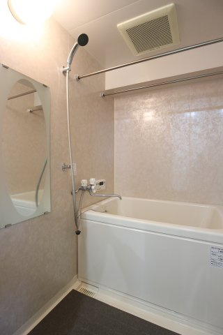 エグゼ八木北の浴室|大きなシャワーヘッド付き浴室