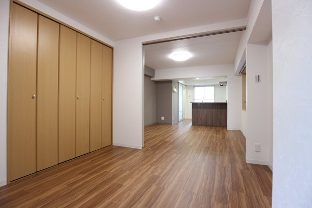 エグゼ八木北の居間・リビング|南向きクローゼット付き洋室4.6帖