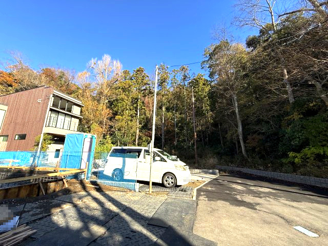 自然と寄り添う暮らし　新築住宅の前面道路含む現地写真|前面道路