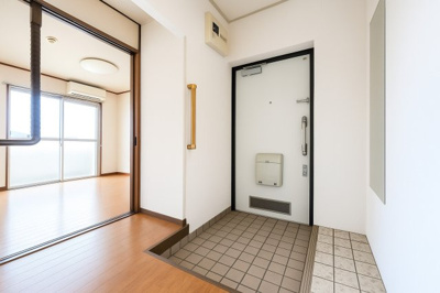 【玄関】 | 竹山団地 | ◆光の渦が溢れた明るい玄関ホール。「おかえり」と「ただいま」が交差するお家の顔とも言える場所は爽やかで心地良い空間となっています。すっきり片付いた玄関で来客時にも自信が持てそう。
 