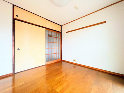 【洋室】 | 竹山団地 | ◆柔らかい陽光が差し込む明るいお部屋を演出する設計。彩光の取れる窓が気持ちの良いお部屋を創り上げます。