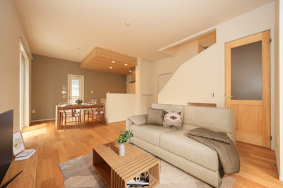 【居間・リビング】 | サンコート 若松区高須西2丁目 | 【お部屋探しのコツ】物件の検討と一緒に銀行の事前審査を行ってください。お申込みが被った際やお値引き交渉に有利になります(*^-^*)