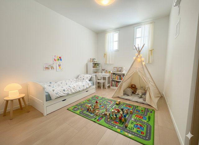 パークフィールドみさと5街区1号館の洋室|現況の物件写真にCGによる画像処理を行っています。家具、家電、小物、カーテン等はイメージはCGです。