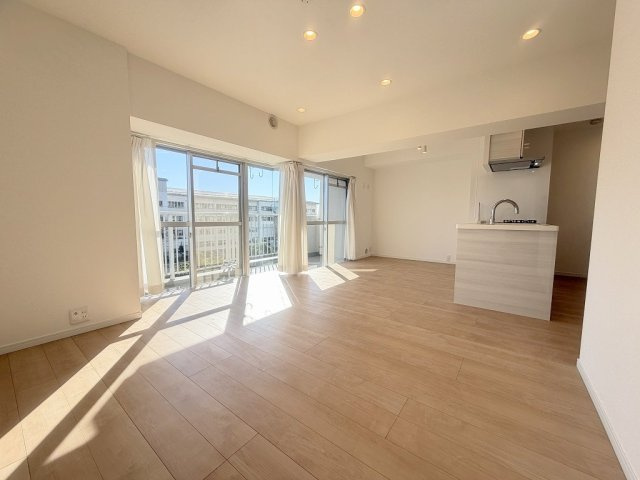 パークフィールドみさと5街区1号館の居間・リビング|ソファやダイニングセットを置いてもゆとりのある12.8帖のリビング