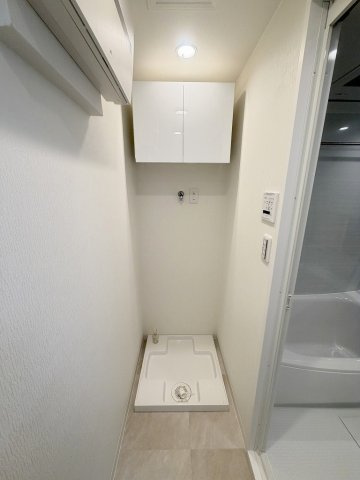 パークフィールドみさと5街区1号館のランドリースペース|収納付きの洗濯機置き場です