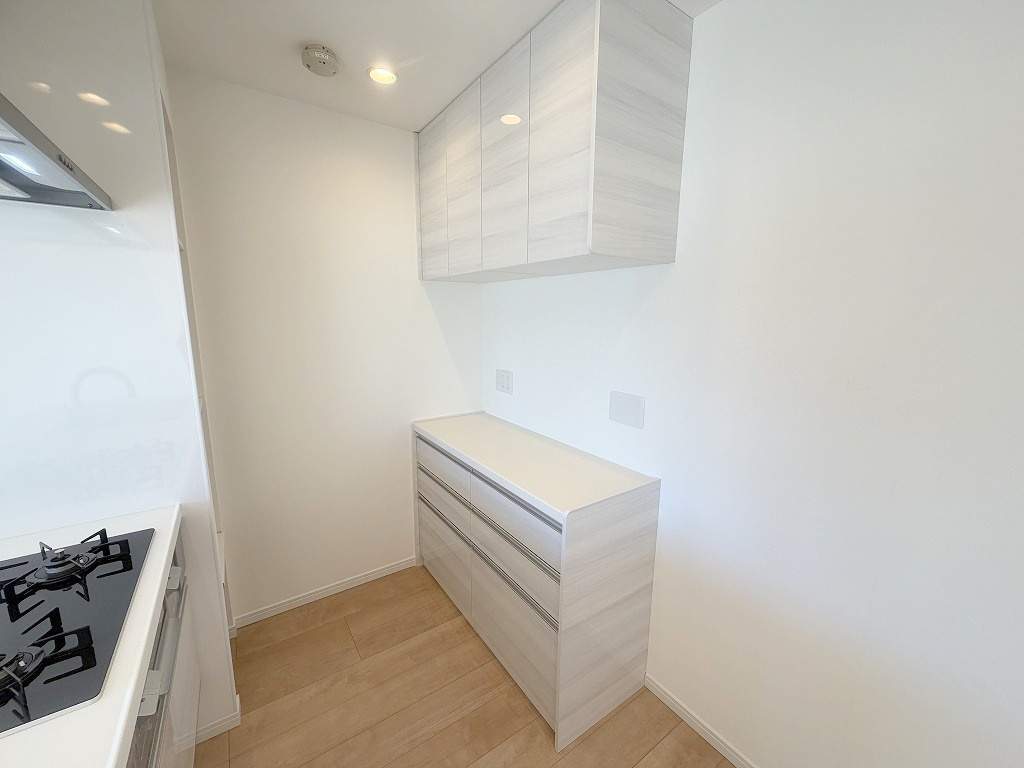 パークフィールドみさと5街区1号館のキッチン|カップボード付きでキッチン道具をたっぷり収納出来ます