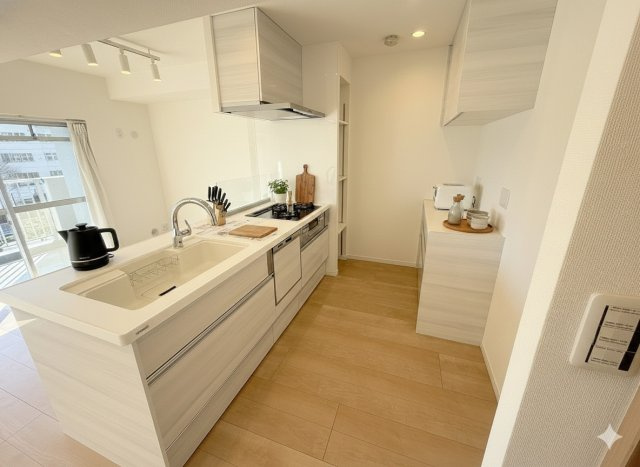 パークフィールドみさと5街区1号館のキッチン|現況の物件写真にCGによる画像処理を行っています。家具、家電、小物、カーテン等はイメージはCGです。