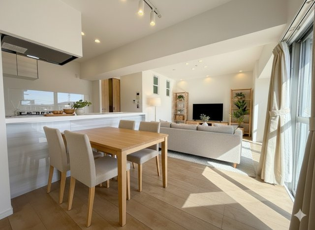 パークフィールドみさと5街区1号館の居間・リビング|現況の物件写真にCGによる画像処理を行っています。家具、家電、小物、カーテン等はイメージはCGです。