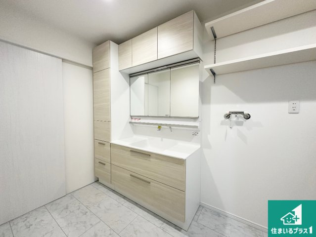 加東市南山　新築一戸建ての独立洗面台|清潔感のある洗面台です。フラットな鏡は掃除がしやすく毎日清潔！鏡裏には収納があるのでスッキリとした洗面台が保てます。