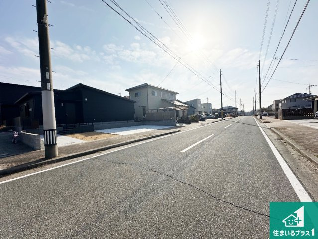 加東市南山　新築一戸建ての前面道路含む現地写真|周辺は閑静な住宅街！前面道路広々で車の出し入れも便利です。駐車が苦手な方でも安心して車庫入れできます！