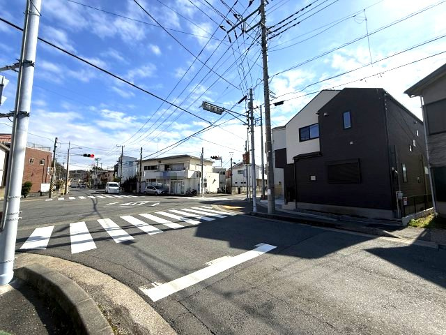大型4LDK・平坦地の新築住宅の前面道路含む現地写真|前面道路