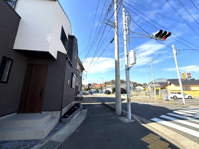 大型4LDK・平坦地の新築住宅の前面道路含む現地写真|前面道路