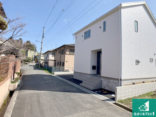 小野市神明町　第12期　新築一戸建ての前面道路含む現地写真|周辺は閑静な住宅街！前面道路広々で車の出し入れも便利です。駐車が苦手な方でも安心して車庫入れできます！