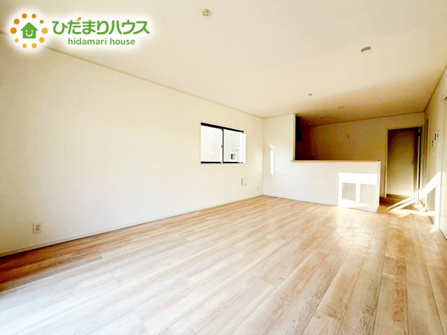 【居間・リビング】 | 笠間市旭町第8　新築戸建　1号棟 | リビングの大きな窓からは、暖かな日の光が降り注ぎます・・・