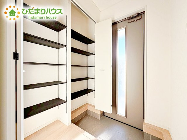 【玄関】 | 笠間市旭町第8　新築戸建　1号棟 | 丁度良い靴箱のサイズ♪これだけあれば家族全員の靴がしまえてスッキリ(^O^)