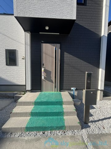 秦野市曽屋3期　新築戸建　全18棟2号棟の玄関